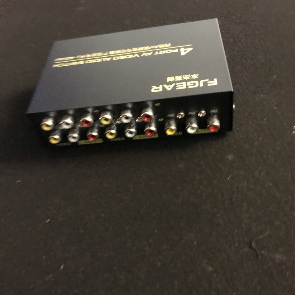4 in one audio and video split plug in